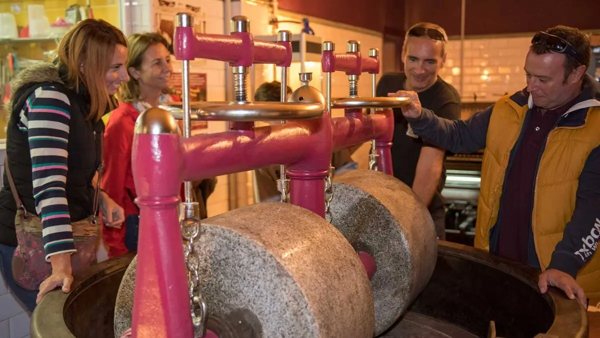 Excursiones desde Málaga con Niños — Visita una Fábrica de Chocolate en Mijas